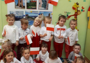Grupa "Jeżyki" z biało - czerwonymi flagami.